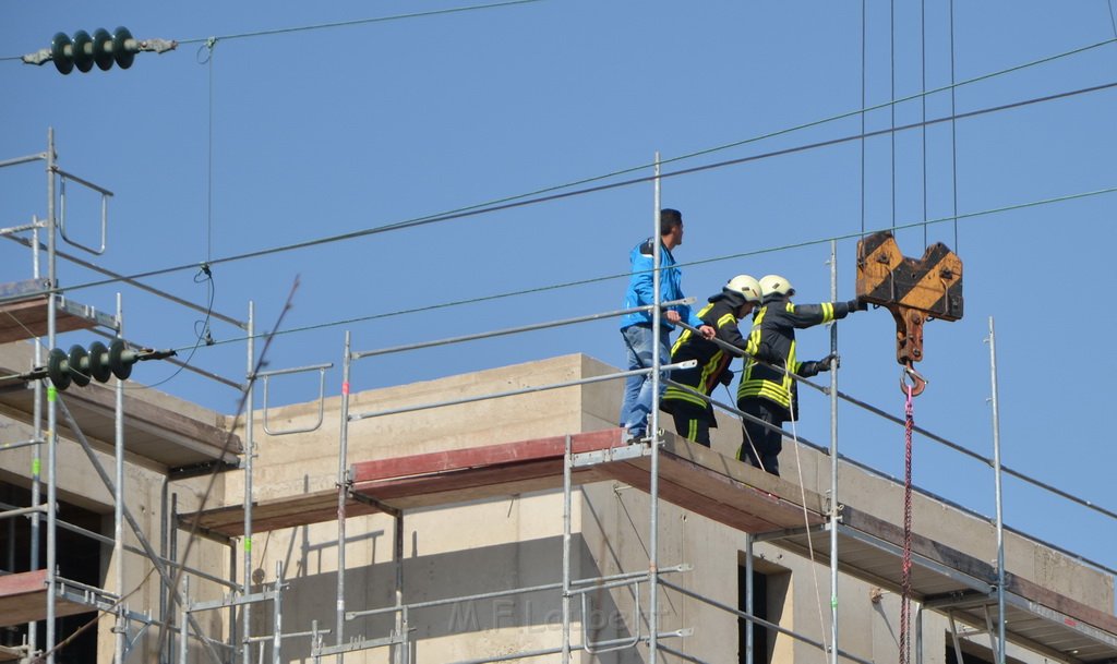 Einsatz BF Koeln Kran beruehrt Oberleitung DB Koeln Gremberg Taunusstr P155.JPG